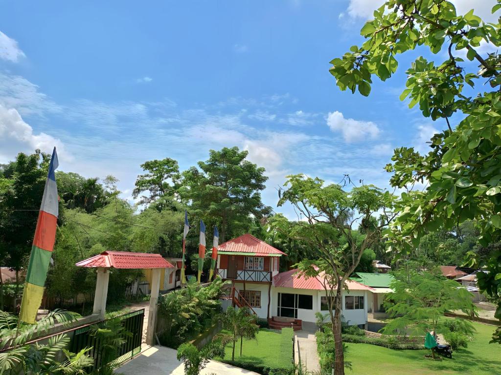 een huis midden in een tuin bij Resort Jole Jangale in Jalpāiguri