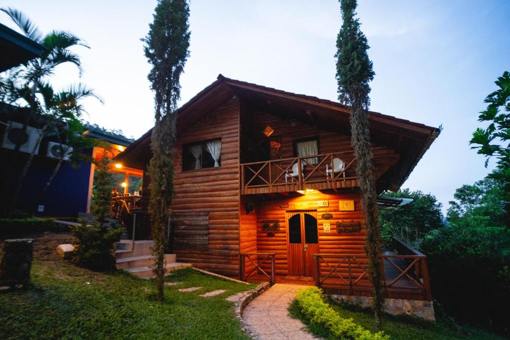 Cabaña de madera con balcón y porche en Villa Shalom en Santa Rosa de Copán