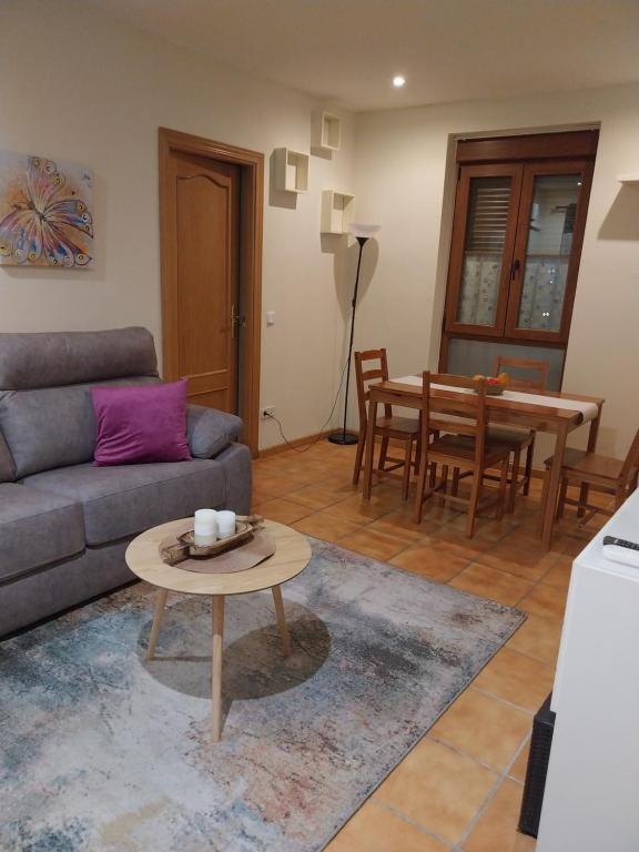 sala de estar con sofá y mesa en CASONA 44, en Alcalá de Henares