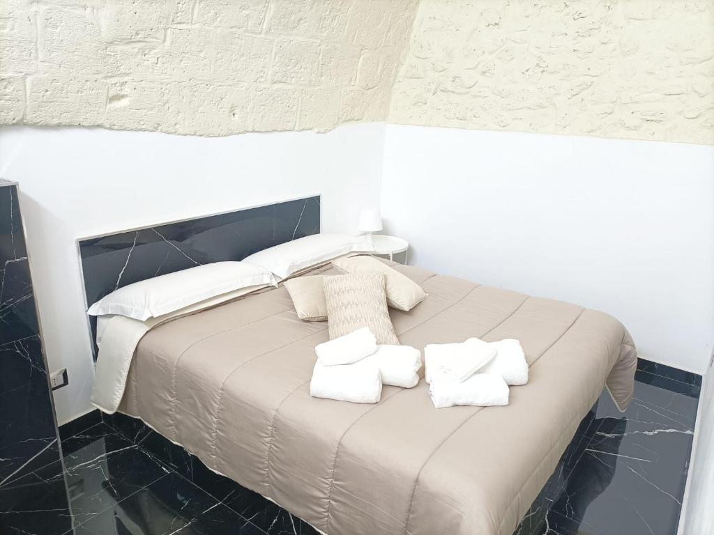 モドゥーニョにあるNewhouse Rooms BLACK & WHITEのベッド(白い枕、タオル付)