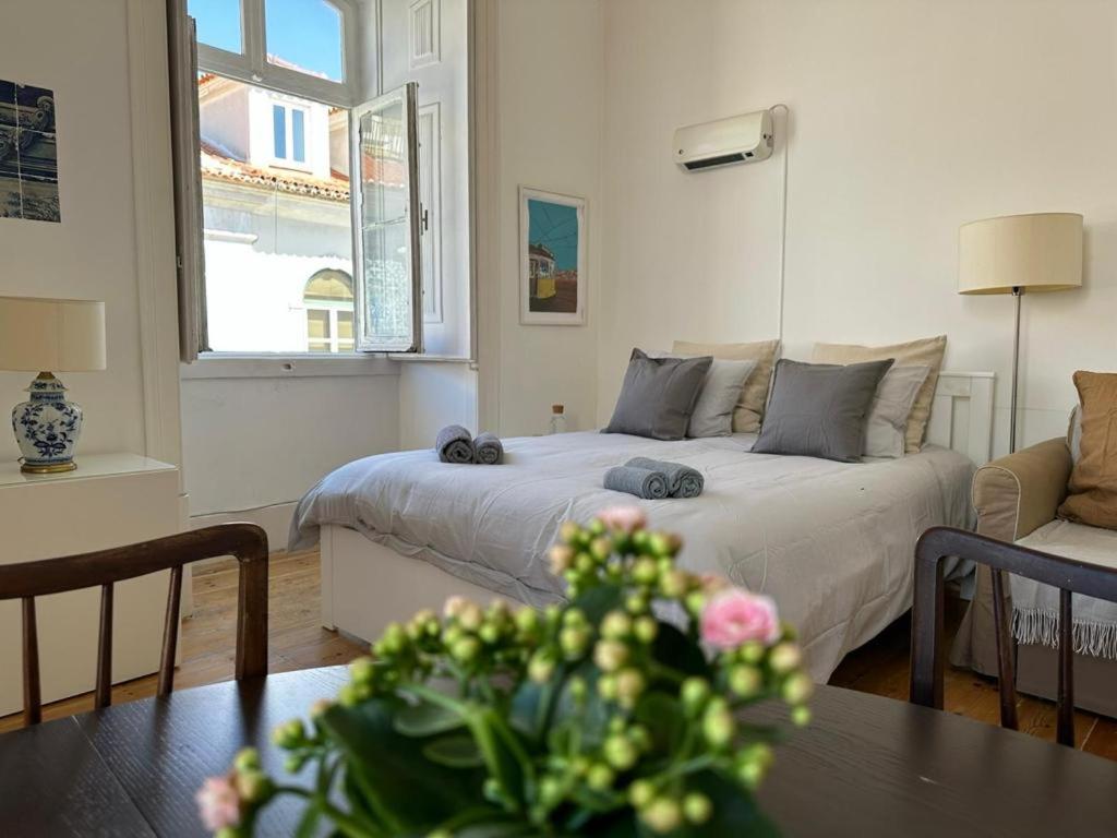 - une chambre avec un lit et une table avec un canapé dans l'établissement Apartamento no Centro de Lisboa, à Lisbonne