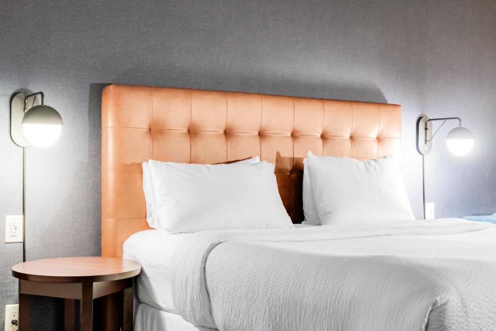 Wyndham Fallsview Hotel - Deluxe, 1 King Bed, City View, Non-Smoking