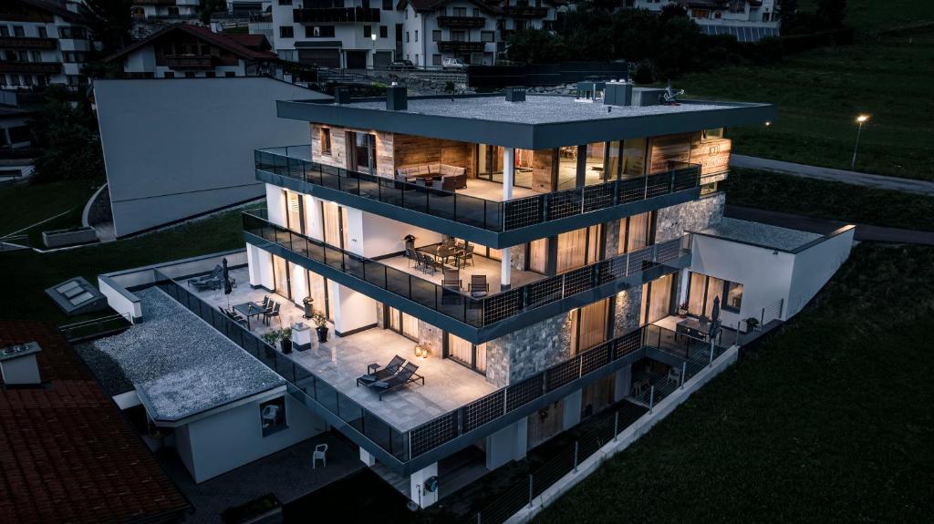 - une vue aérienne sur une maison éclairée dans l'établissement DAS MORITZ- Fine Living Apartments, à Nauders