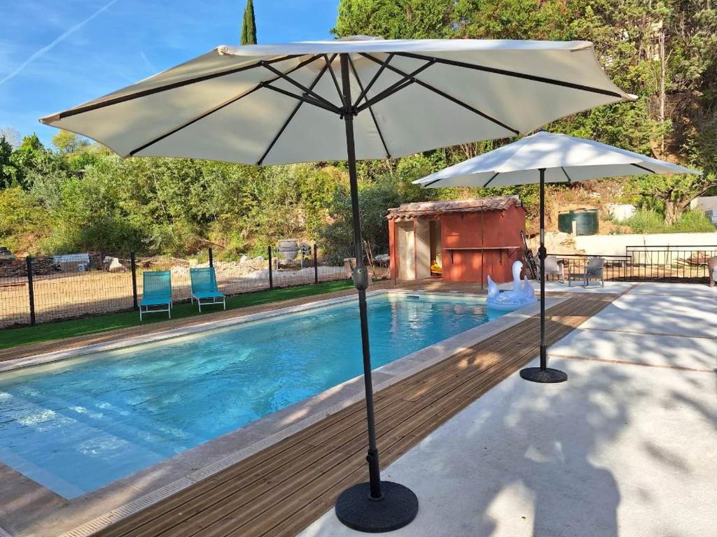 A piscina localizada em L&#39;Usine en Provence ou nos arredores
