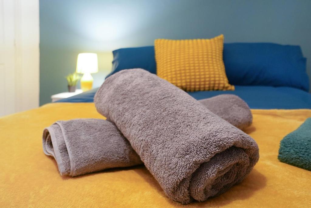 a pile of towels on top of a bed at Comfortable stylish Townhouse in Ashford sleeps 5 Netflix 2 Parking spaces Perfect for Contractors and Families in Ashford