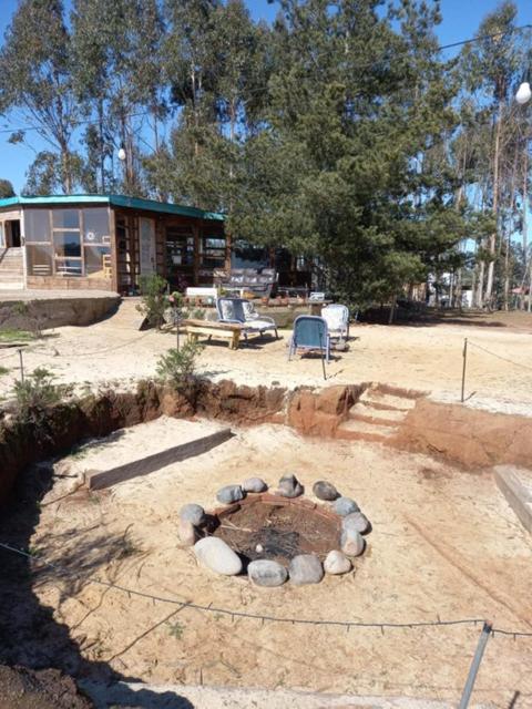 een vuurplaats in het midden van een tuin bij Casa Campo Mar Mirasol in Algarrobo