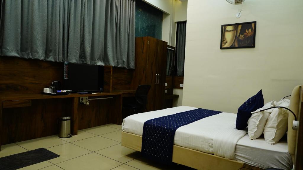 Postel nebo postele na pokoji v ubytování Hotel Manas Plus