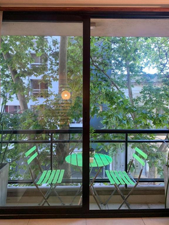 una ventana con vistas a una mesa y sillas en Completo Monoambiente de Montevideo Bliss en Montevideo