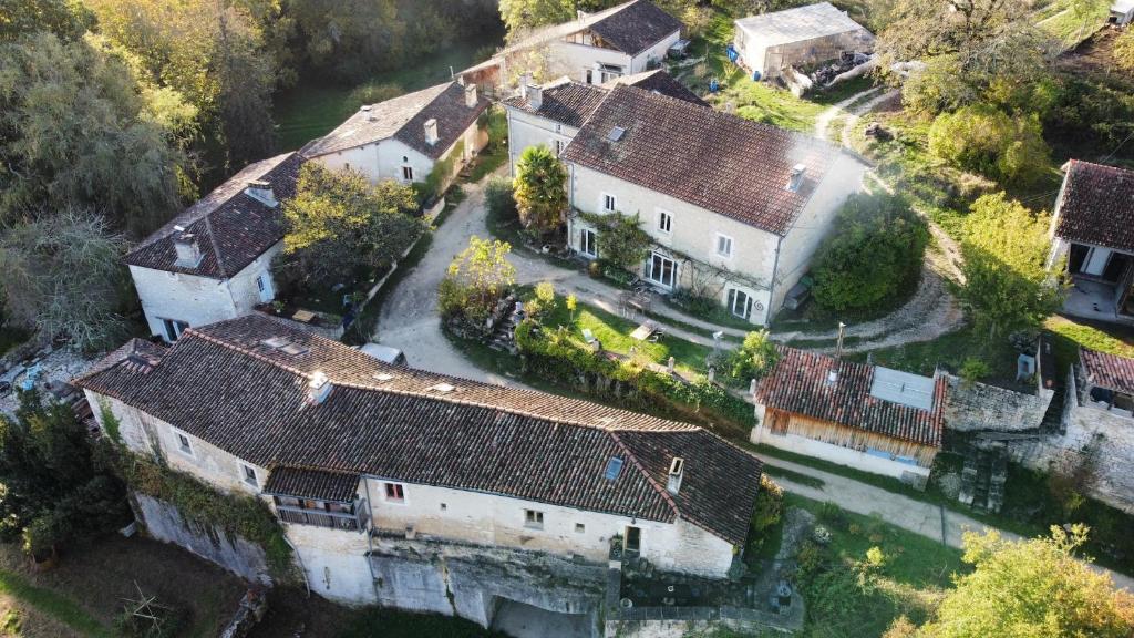 an aerial view of a house in a village at Hameau de la Brousse in Sers