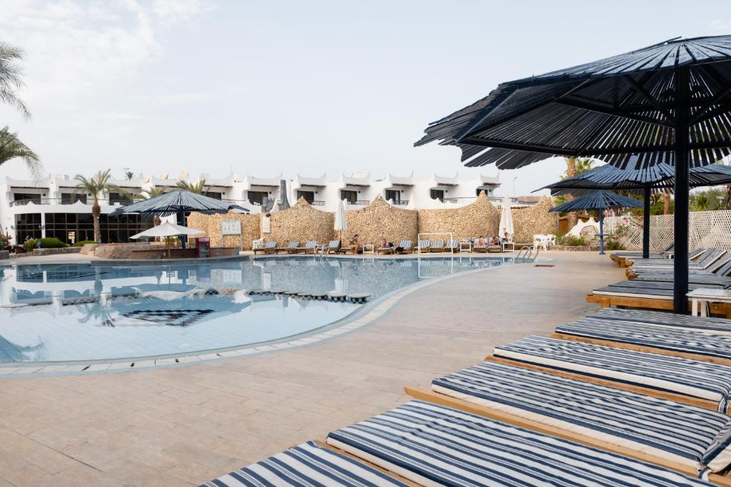 Bazén v ubytování Turquoise Beach Hotel nebo v jeho okolí