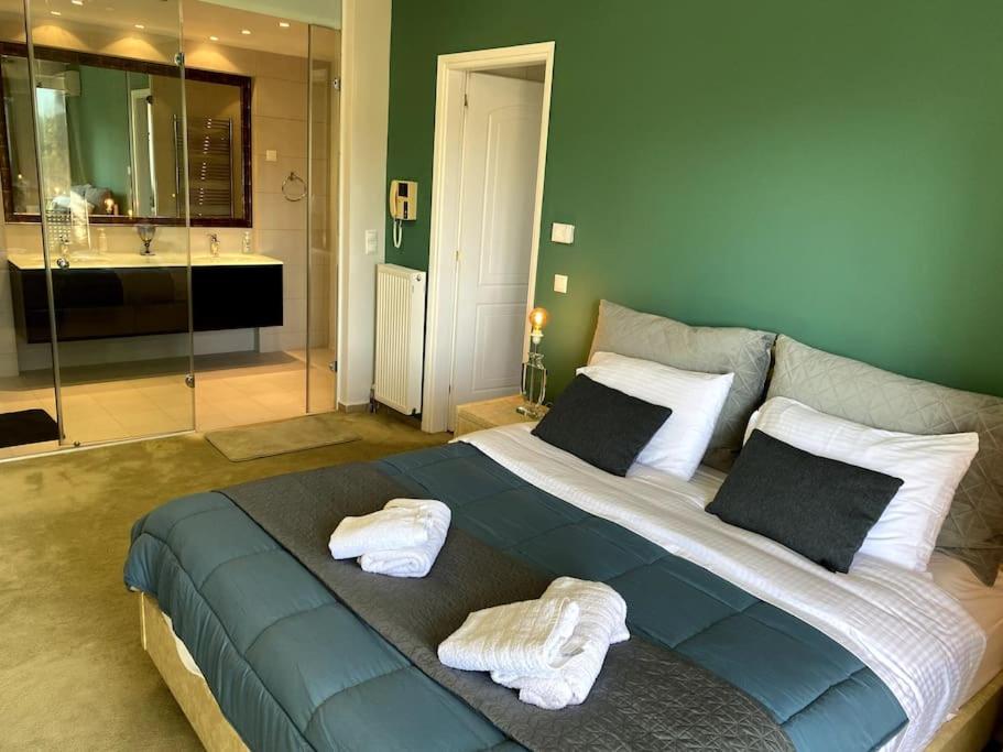 Rúm í herbergi á Luxury 4BR with 3 Bathrooms Apartment in Marousi