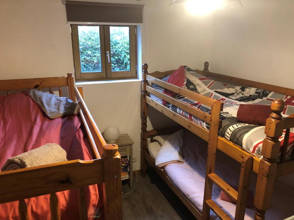 2 Etagenbetten in einem Zimmer mit Fenster in der Unterkunft Gite ideal pour famille 10 personnes , 3chambres , 10 couchages in Criquiers