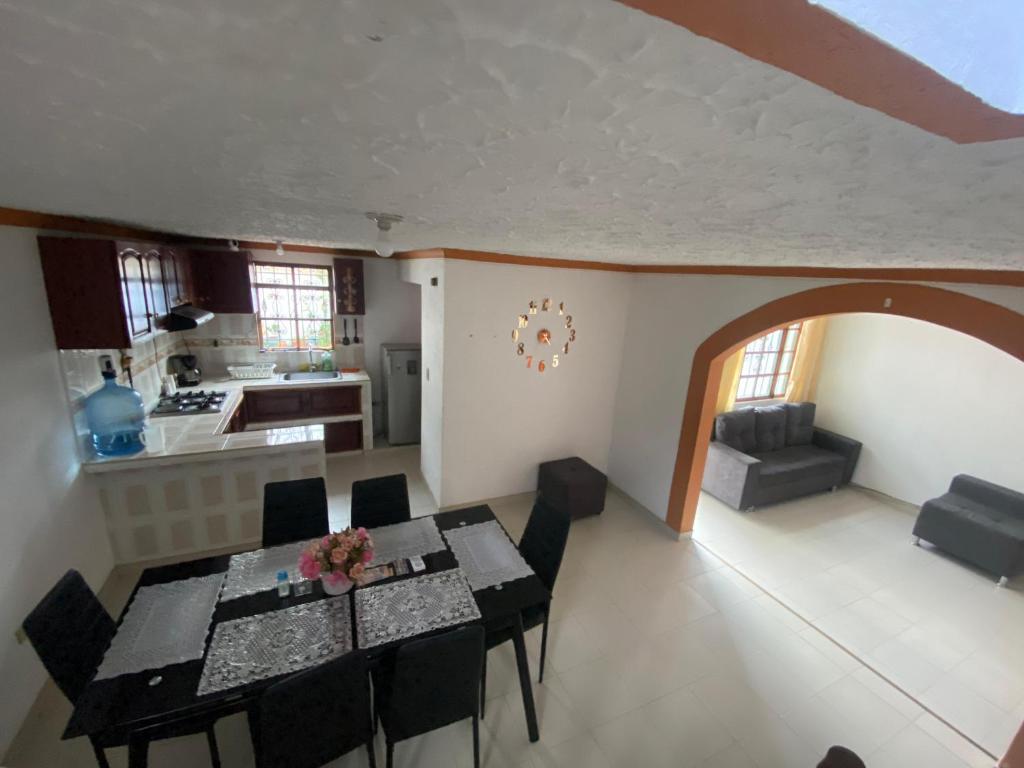 a kitchen and dining room with a table and chairs at Hostal Villa Carmen in Villa de Leyva