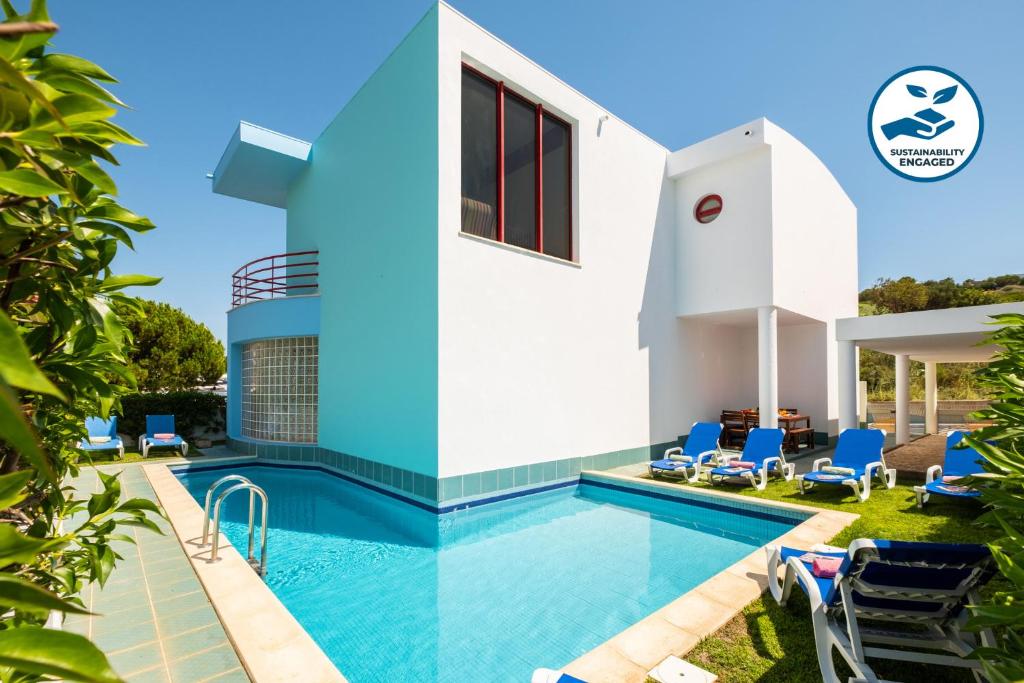 una villa con piscina e una casa di Villa Marina ad Albufeira