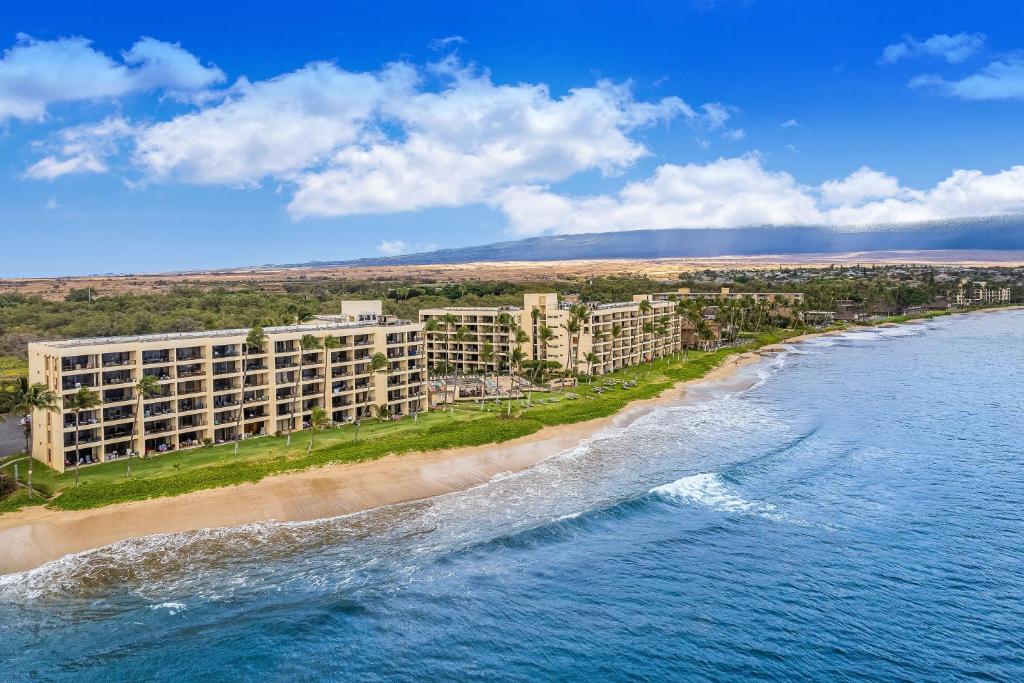 una vista aérea de un complejo en la playa en Sugar Beach Resort en Kihei