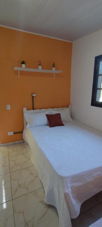 Un pat sau paturi într-o cameră la Chalé Mirante do Félix - Suíte Laranja