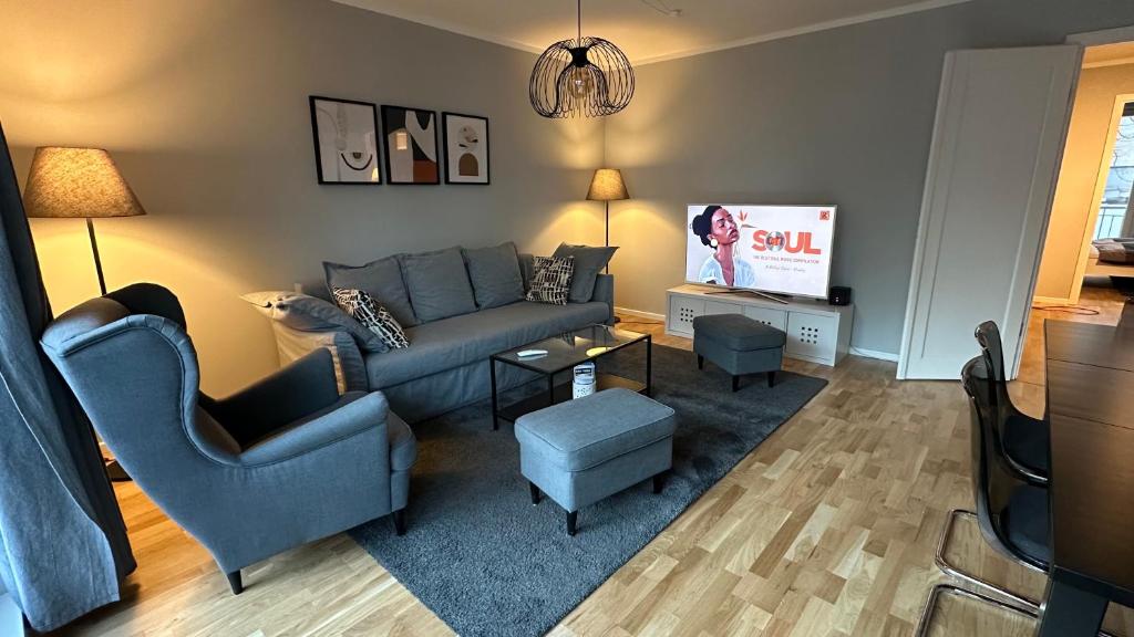 ein Wohnzimmer mit einem Sofa und einem TV in der Unterkunft Traumhafte Wohnung mitten in Charlottenburg in Berlin