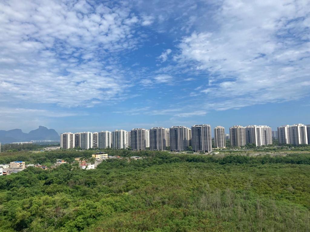 vistas a una ciudad con edificios altos en Flat apart - com vista panorâmica, en Río de Janeiro