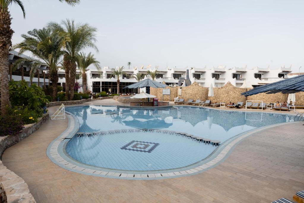 Bazén v ubytování Turquoise Beach Hotel nebo v jeho okolí