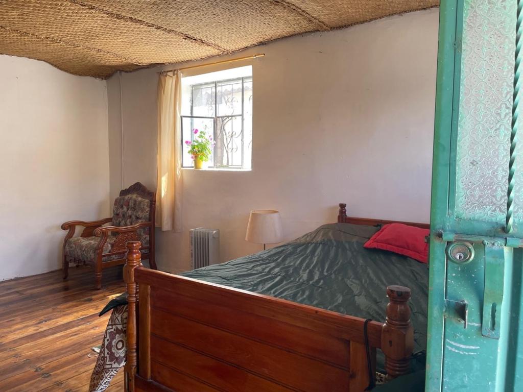 - une chambre avec un lit et une fenêtre dans l'établissement Casa SABIA, 