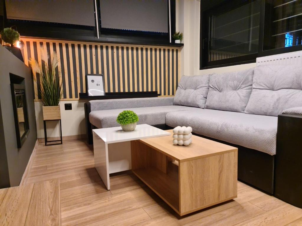 un soggiorno con divano e tavolo di JK Luxury Old Town Apartment a Salonicco