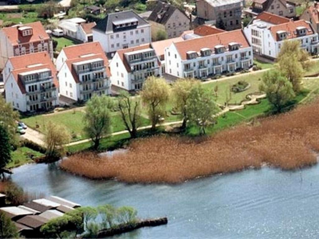 ヴァーレンにあるFerienwohnung Wanderfalke mit Müritzblickの川の横の町の空中