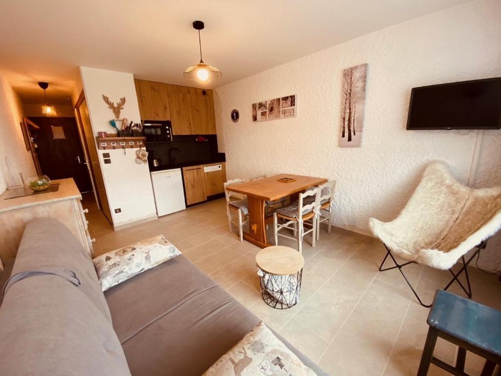 un salon avec un canapé et une table dans l'établissement Studio moderne avec balcon et garage, proche piste verte et centre, La Clusaz - FR-1-459-118, à La Clusaz