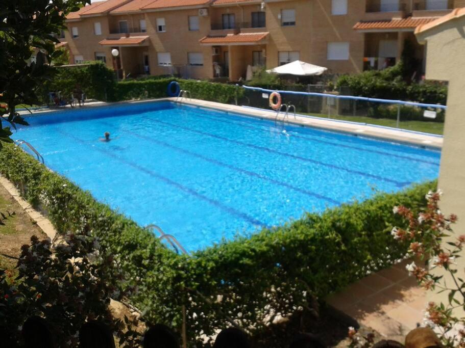 a large blue swimming pool in front of a building at Casa con Jardín entre Toledo y Puy du Fou in Toledo