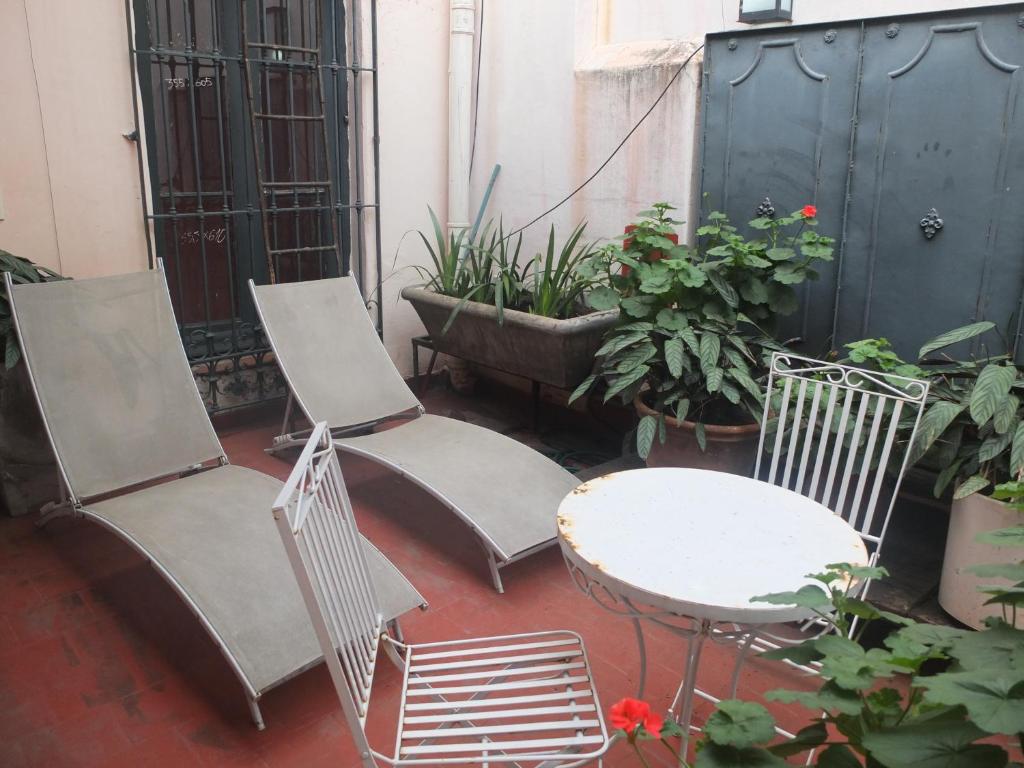 a group of chairs and a table on a patio at Casa San Telmo 3081 in Buenos Aires