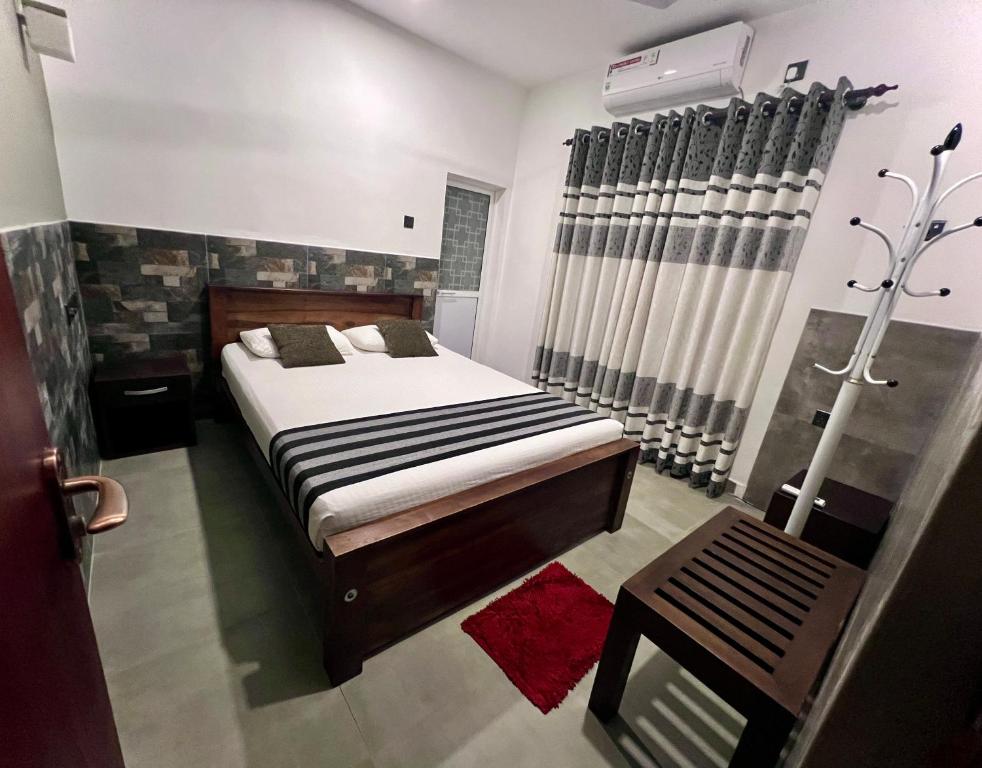 Postel nebo postele na pokoji v ubytování DELMOND Lake - Anuradhapura