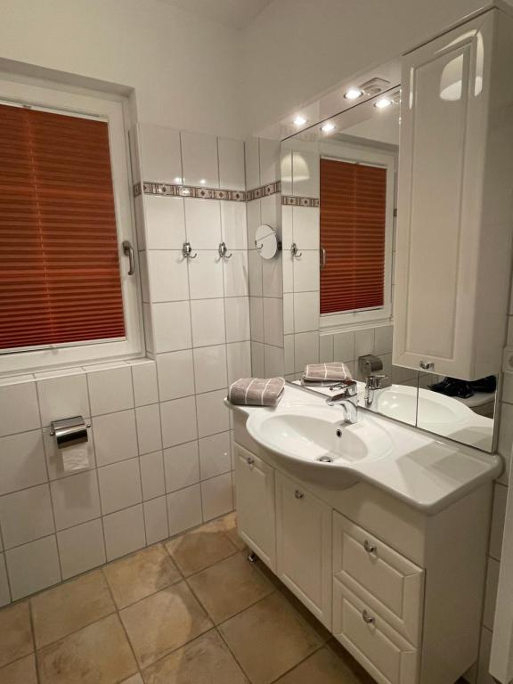 Koupelna v ubytování Haus Admiral mit Garten, 5 Gehminuten zum Strand, inklusive WLAN, Sauna, Kamin, Tischtennisplatte, Bollerwagen für den Strand