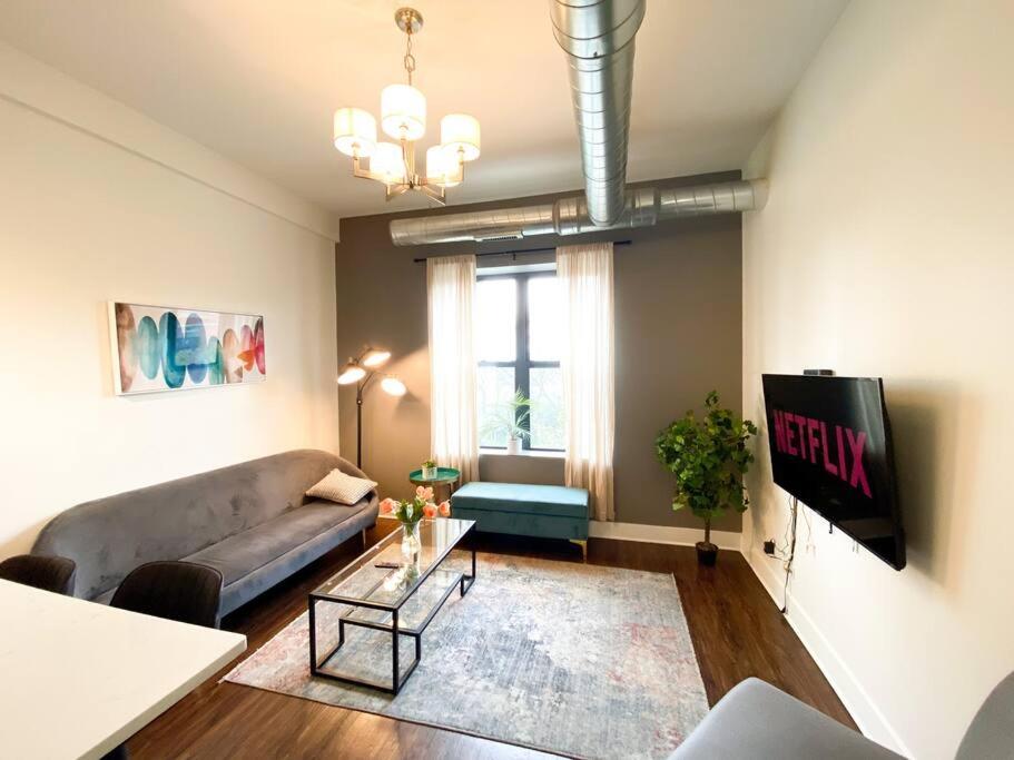ein Wohnzimmer mit einem Sofa und einem Tisch in der Unterkunft McCormick Place 420 friendly 3BR/2BA with optional parking in Chicago