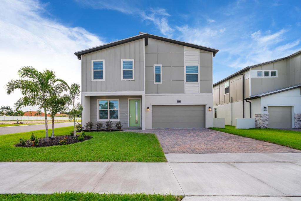 475RG ACROSS THE OCEAN 4 BEDROOMS & 5.5 BATHROOMS + POOL & SPA