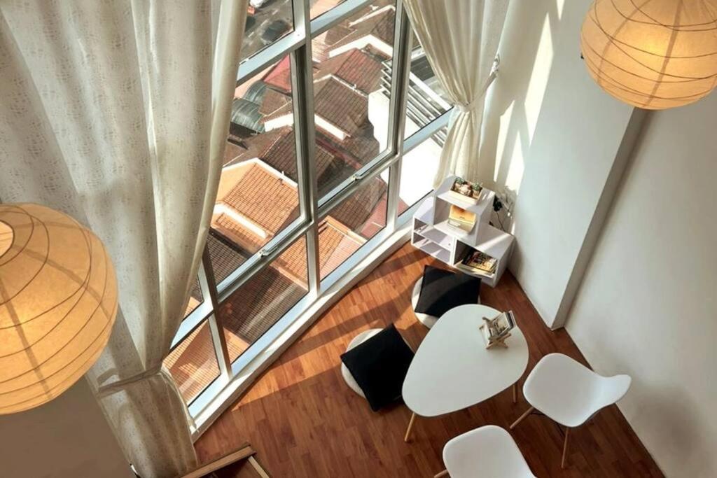 una vista aérea de una habitación con mesa y sillas en Compact Cozy Duplex Studio at Bayan Lepas en Bayan Lepas