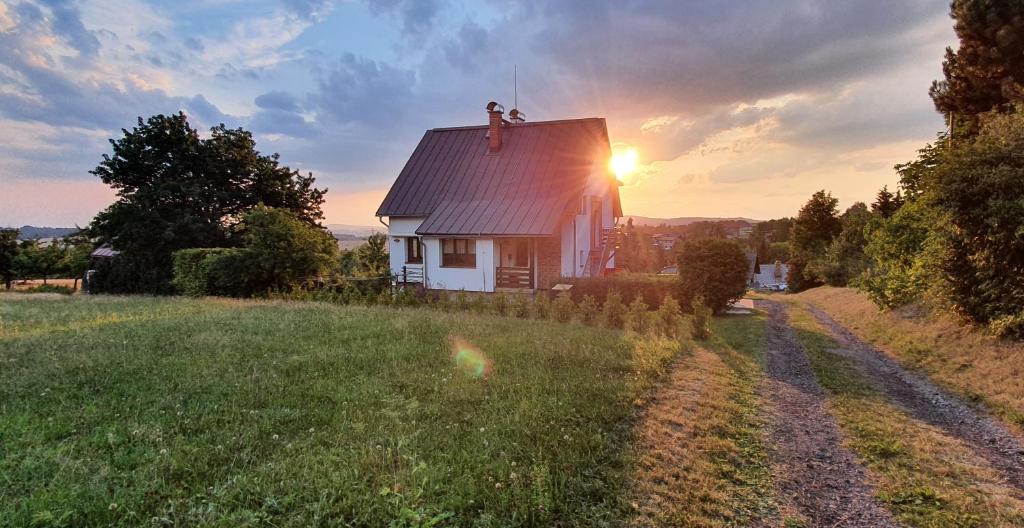 Východ nebo západ slunce při pohledu z apartmánu nebo okolí