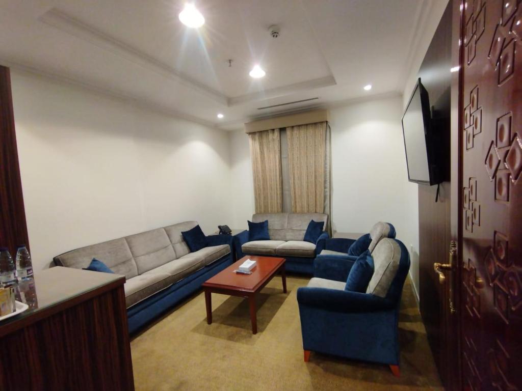 TV a/nebo společenská místnost v ubytování فندق اوتاد المتحدة الماسي awtad elmasi hotel