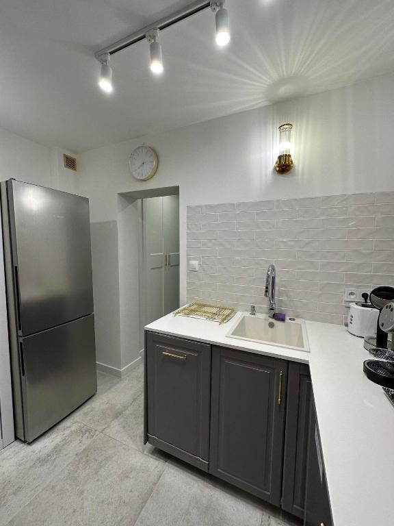 Art Deco Apartment - 11