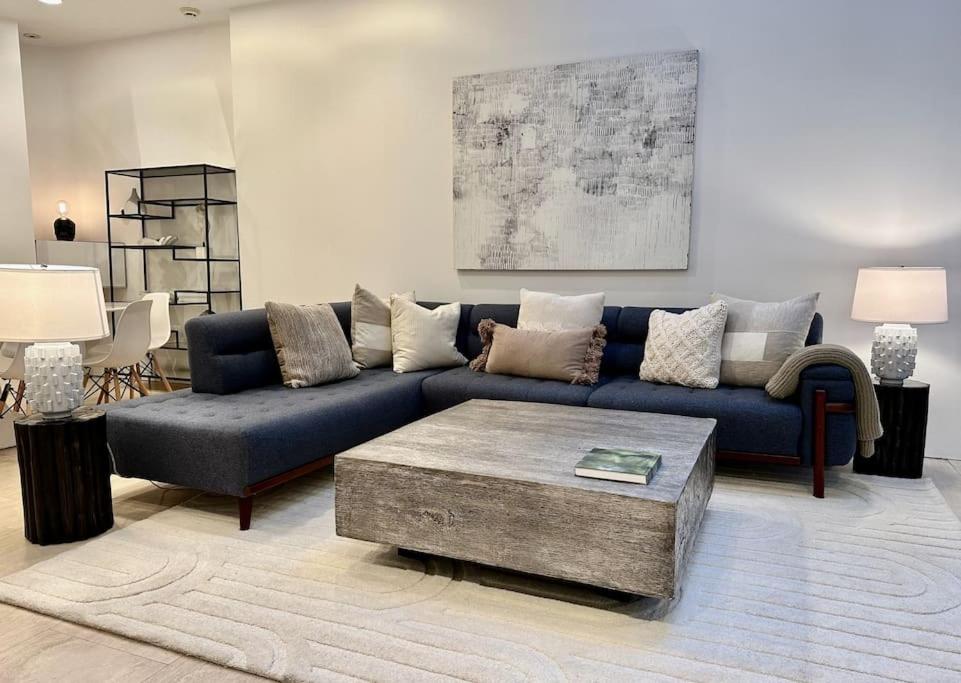 uma sala de estar com um sofá azul e uma mesa de centro em Private Beautiful Townhome w Zen Garden em Nova York