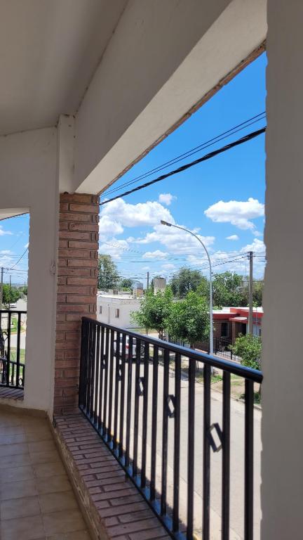 balkon z widokiem na ulicę w obiekcie Hostería Despeñaderos 