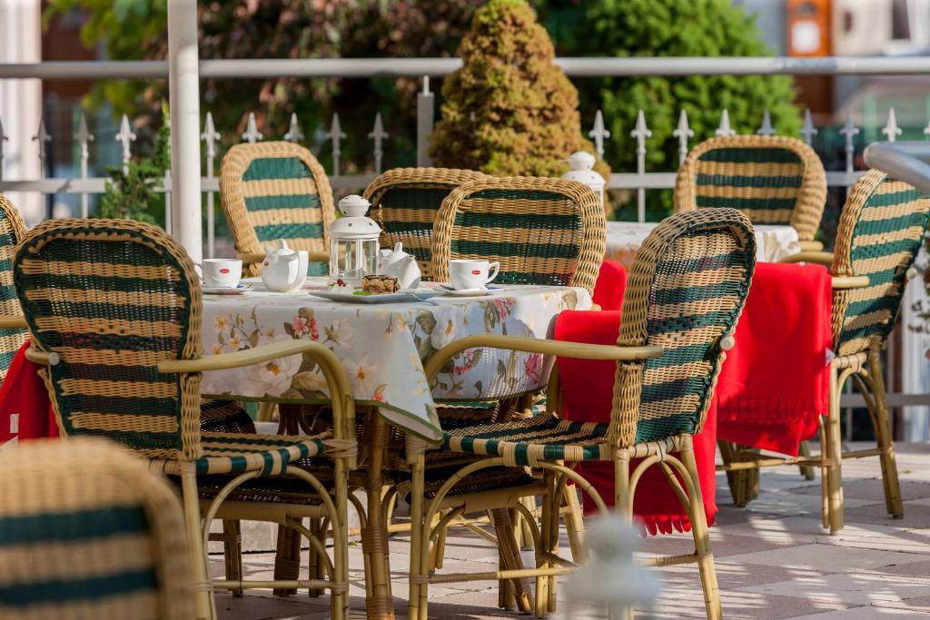 Reštaurácia alebo iné gastronomické zariadenie v ubytovaní Rezydencja Bielik