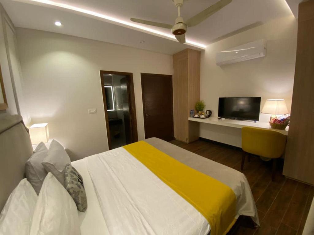 拉合爾的住宿－Rosewood Lahore，酒店客房,配有床和电视