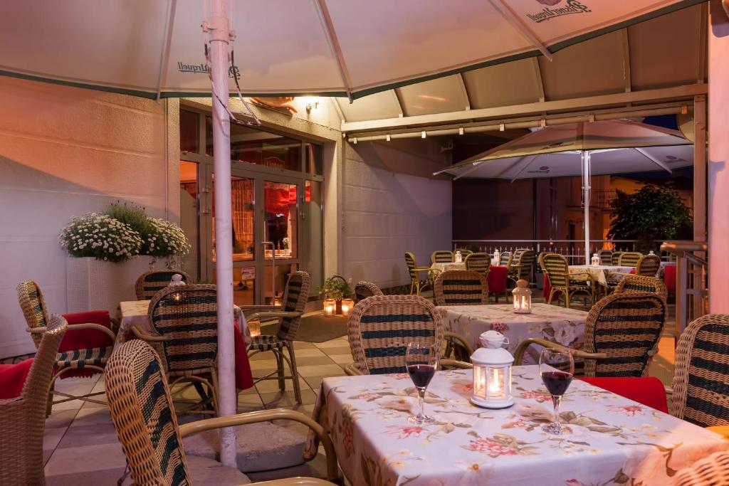 Reštaurácia alebo iné gastronomické zariadenie v ubytovaní Rezydencja Bielik
