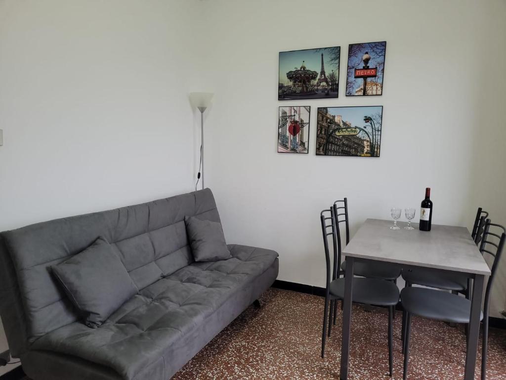 uma sala de estar com um sofá e uma mesa em Tra Milano, Torino e Genova em Casale Monferrato