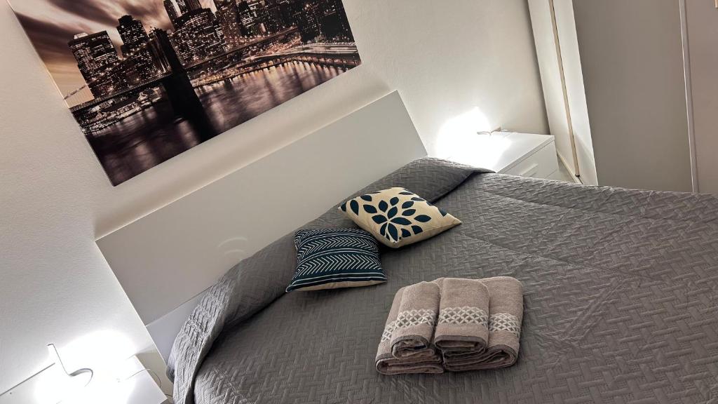 Da Serena في Tarcento: غرفة نوم عليها سرير ووسادتين