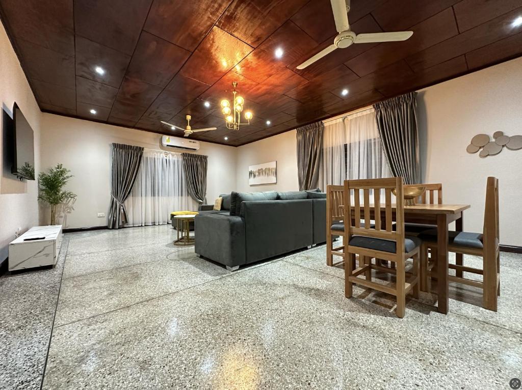 een woonkamer met een bank en een tafel bij The Haven in Accra