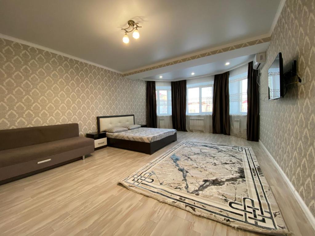 阿克托比的住宿－Уютная кв в ЖК Нектар мкр Батыс-2，一间大房间,配有床和地毯