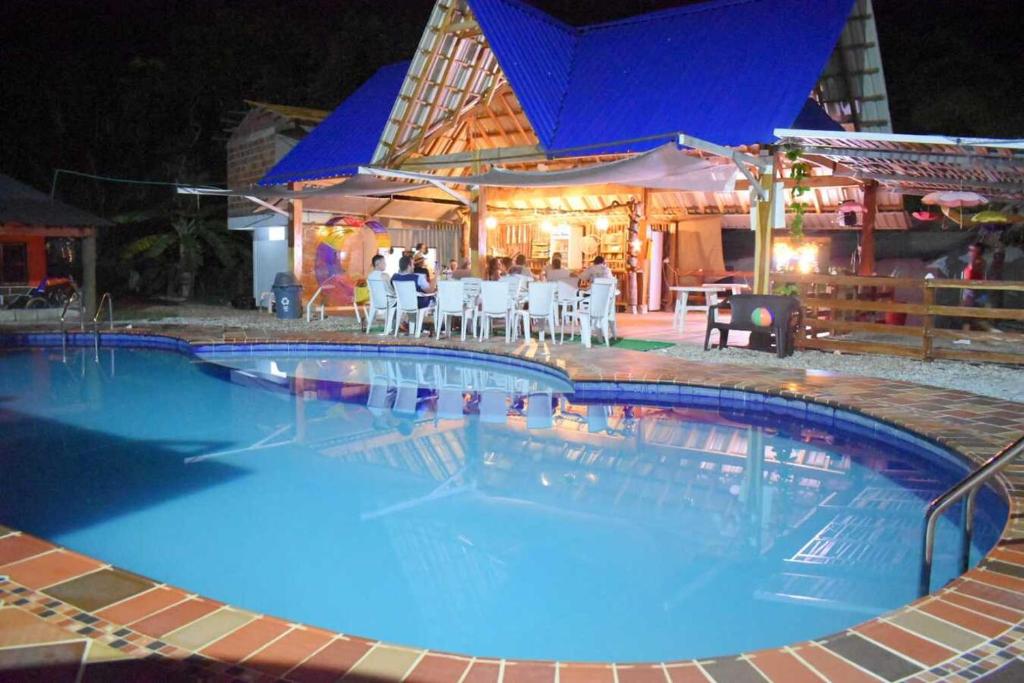 ein großer Pool in einem Resort in der Nacht in der Unterkunft Shaddai restaurante y hospedaje in Puerto Triunfo