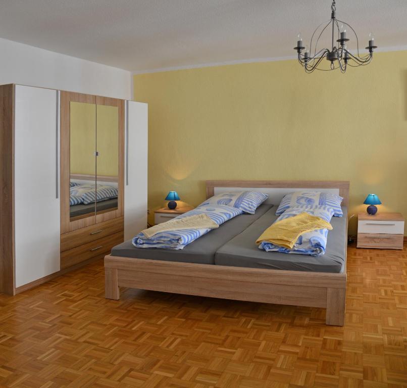 Schlafzimmer mit einem Bett und einem Kronleuchter in der Unterkunft Ferienwohnungen Familie Jäschke in Görlitz