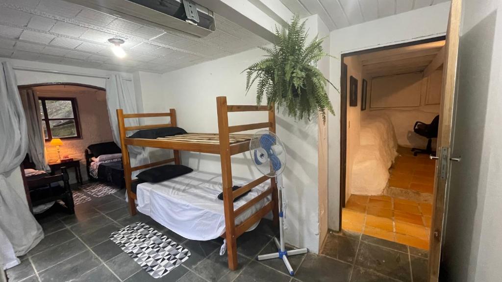 Habitación con 2 literas en una habitación en APTO casa BRANCA na NATUREZA, en Florianópolis