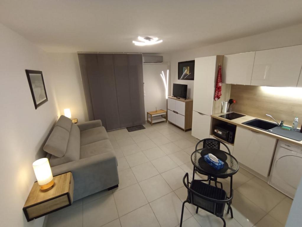 Studio, Jardinet, Piscine, Plage 300mètres